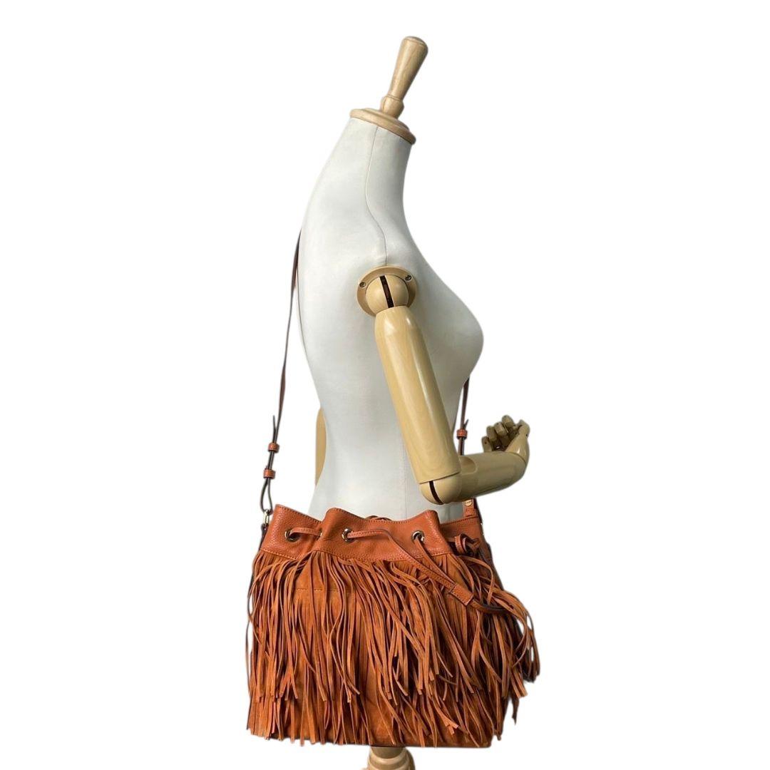 サマンサベガ ショルダーバッグ オレンジ ブラウン 茶 フリンジ 巾着 斜め掛け可 スウェード レザー 本革 ゴールド金具 チャーム付き ロゴ s16 Samantha Vega