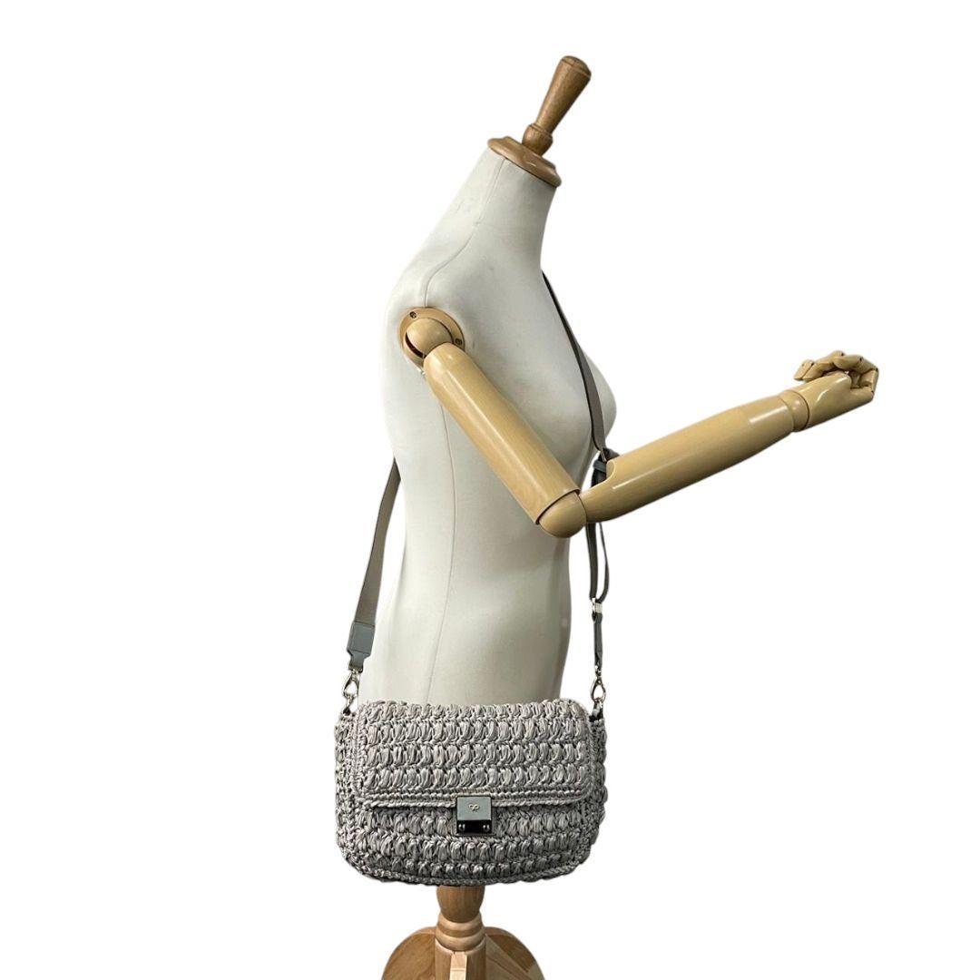 アニヤハインドマーチ ANYA HINDMARCH ショルダーバッグ グレージュ 灰 カゴ 編み込み リボン フラップ 斜め掛け可 自立可 ゴールド金具 ターンロック s81