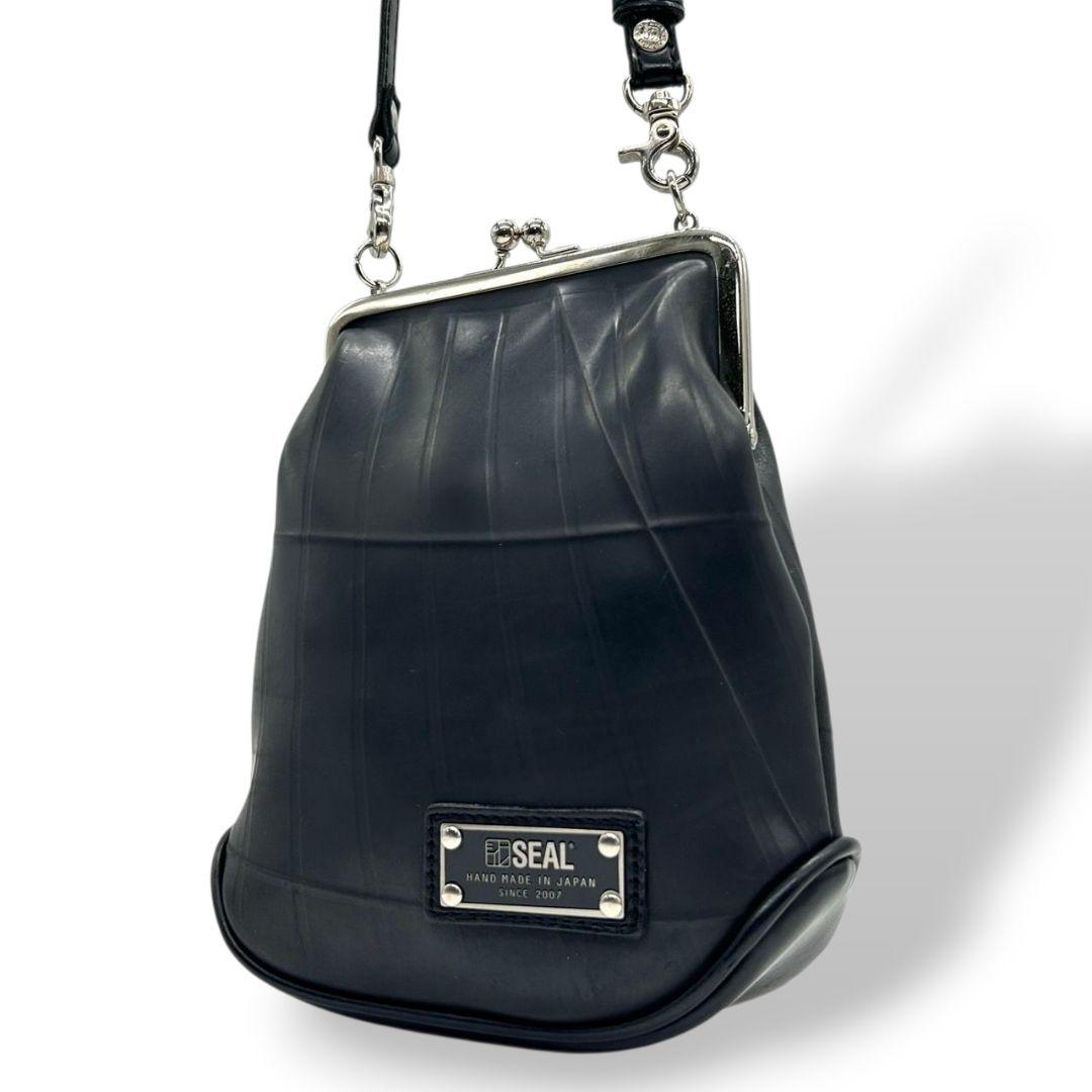 シール ショルダーバッグ 黒 ブラック がま口 レザー 本革 斜め掛け可 ロゴプレート シルバー金具 シンプル 高級感 SEAL s62