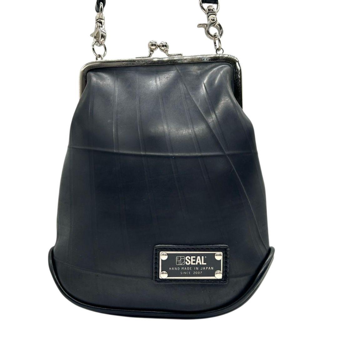 シール ショルダーバッグ 黒 ブラック がま口 レザー 本革 斜め掛け可 ロゴプレート シルバー金具 シンプル 高級感 SEAL s62