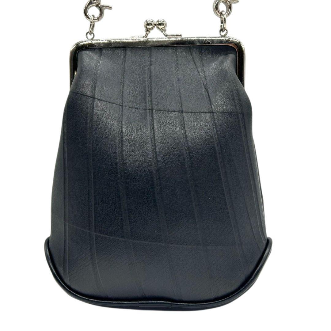 シール ショルダーバッグ 黒 ブラック がま口 レザー 本革 斜め掛け可 ロゴプレート シルバー金具 シンプル 高級感 SEAL s62