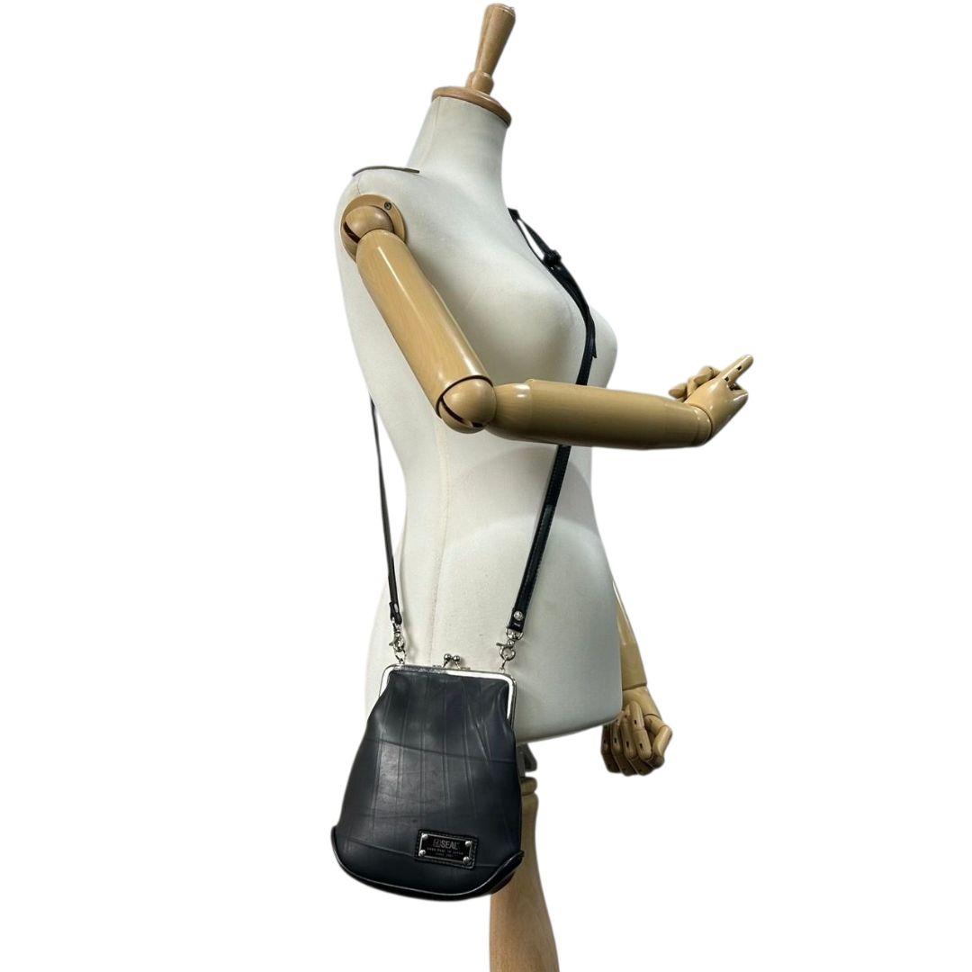 シール ショルダーバッグ 黒 ブラック がま口 レザー 本革 斜め掛け可 ロゴプレート シルバー金具 シンプル 高級感 SEAL s62