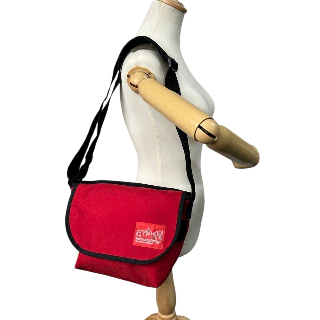 マンハッタンポーテージ ショルダーバッグ 赤 フラップ 斜め掛け可 s69 ナイロン ブランドロゴ レッド ManhattanPortage 斜めがけ クロスボディ バッグ 軽量 通勤 通学