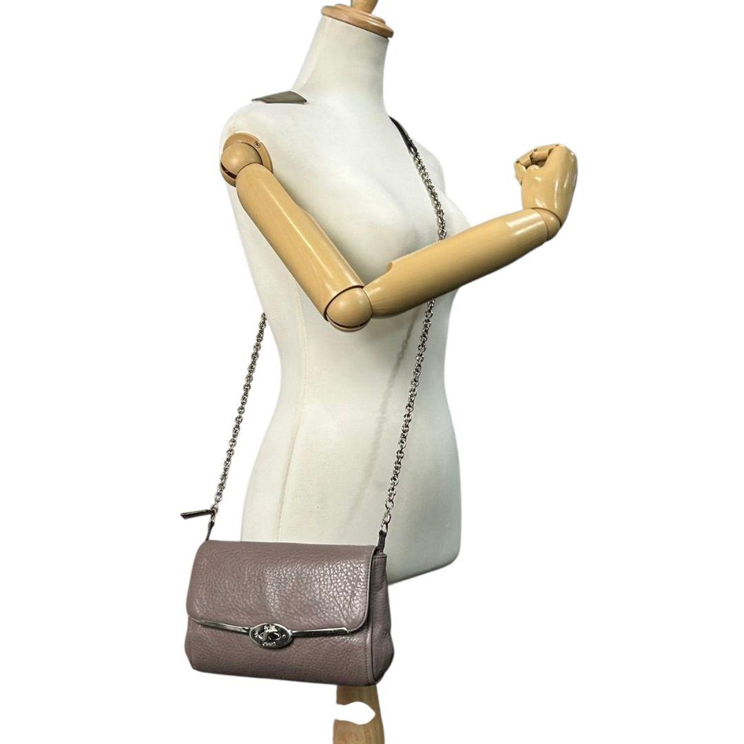 コーチ ショルダーバッグ グレー チェーン ターンロック s23 レザー 本革 フラップ シルバー金具 COACH 斜め掛け可 クロスボディ バッグ レディース エレガント スタイリッシュ
