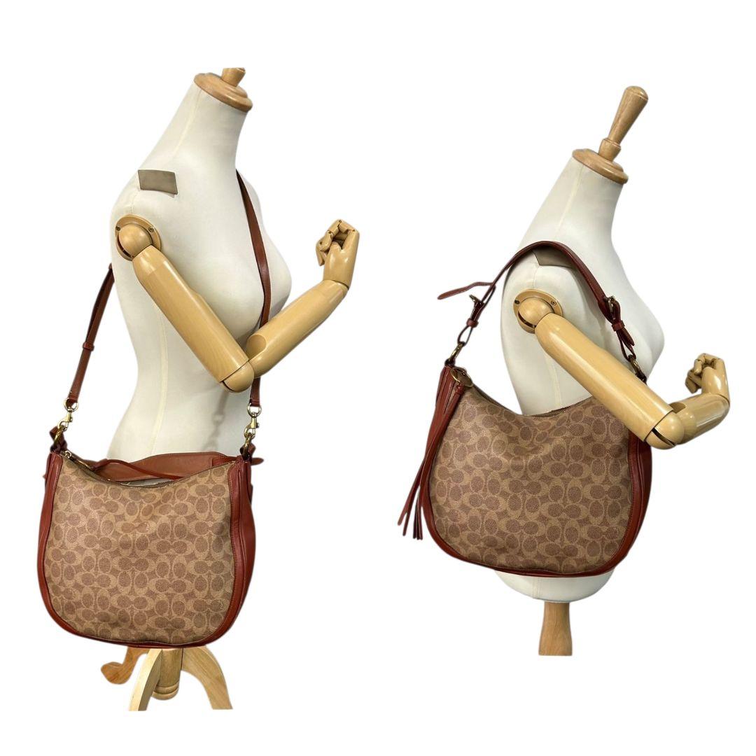 コーチ　ショルダーバッグ　茶　シグネチャー　ホーボー　2way　本革　s36　ハンドバッグ　トートバッグ　レザー　ワンショル　キャンバス　ブラウン　A4収納　斜め掛け可　チャーム付き　ゴールド金具　COACH　38580