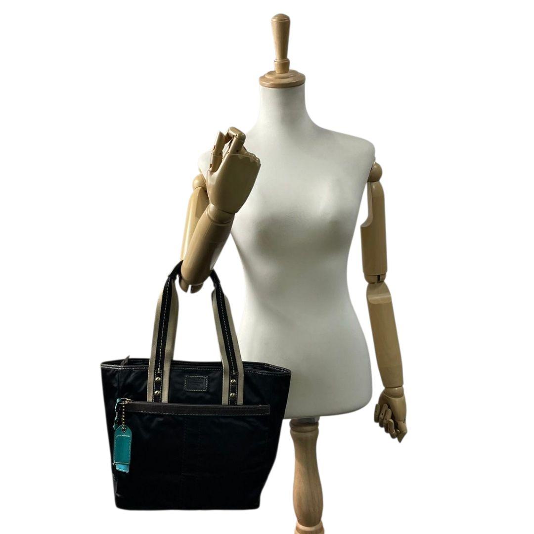 コーチ トートバッグ 黒 ワンショルダー ナイロン レザー チャーム付き u7 ハンドバッグ 肩掛け可 肩かけ可 ブラック ゴールド金具 ロゴプレート 本革 139