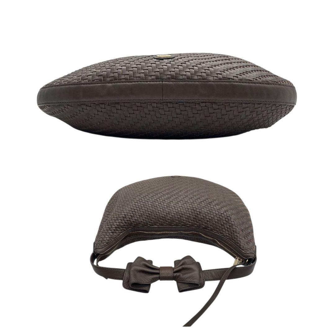 美品　アルマーニコレツィオーニ　ショルダーバッグ　茶　s23　編み込み　ワンショルダー　肩掛け可　レザー　本革　ブラウン　ポーチ付き　リボン　ロゴプレート　ゴールド金具　ARMANI COLLEZIONI