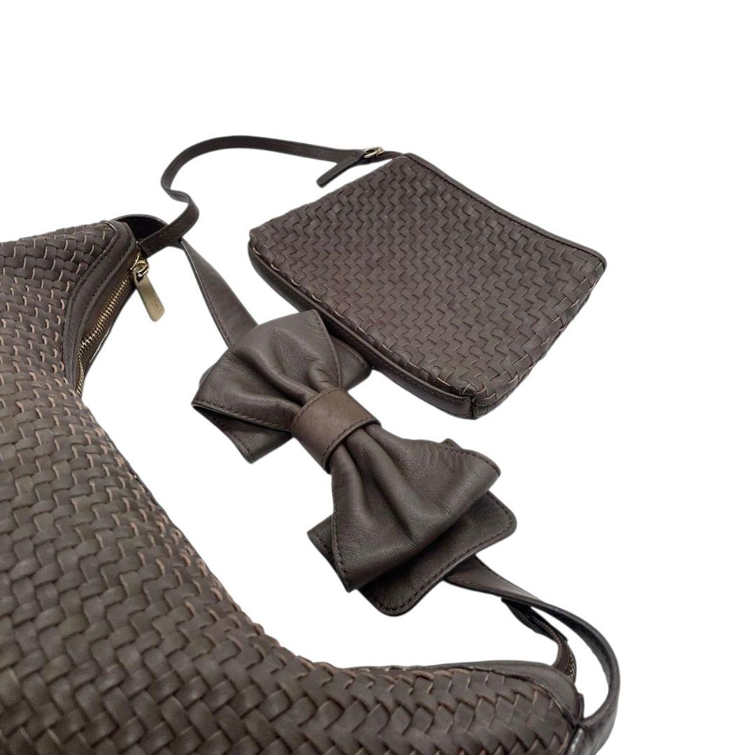 美品　アルマーニコレツィオーニ　ショルダーバッグ　茶　s23　編み込み　ワンショルダー　肩掛け可　レザー　本革　ブラウン　ポーチ付き　リボン　ロゴプレート　ゴールド金具　ARMANI COLLEZIONI