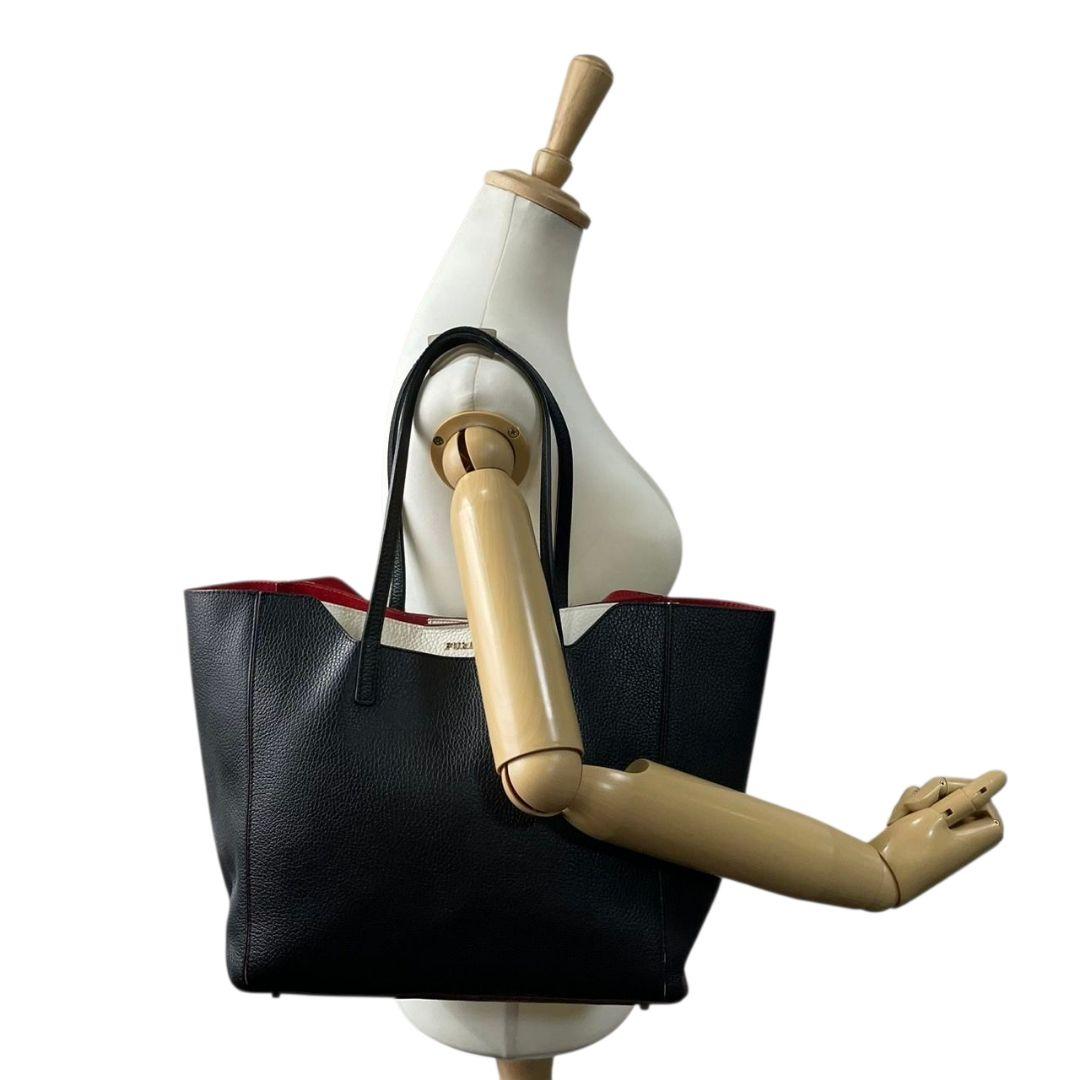 フルラ トートバッグ 黒 ロゴプレート A4収納 ワンショル レザー s80 ハンドバッグ 本革 肩掛け可 肩かけ可 ブラック ホワイト ゴールド金具 FURLA