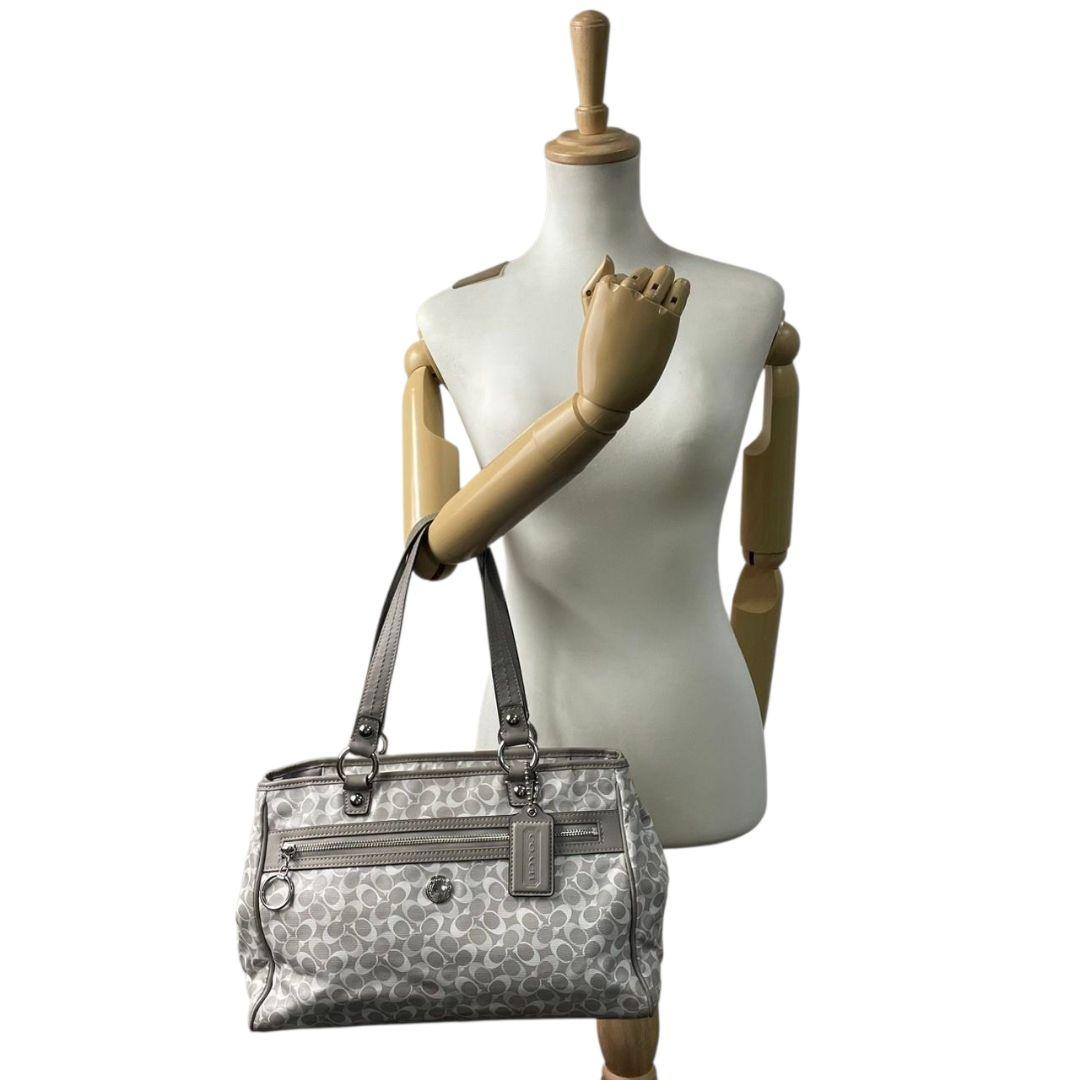 コーチ トートバッグ グレー シグネチャー ワンショルダー チャーム付き s15 ハンドバッグ 肩掛け可 肩かけ可 PVC 本革 ロゴプレート シルバー金具 F17179