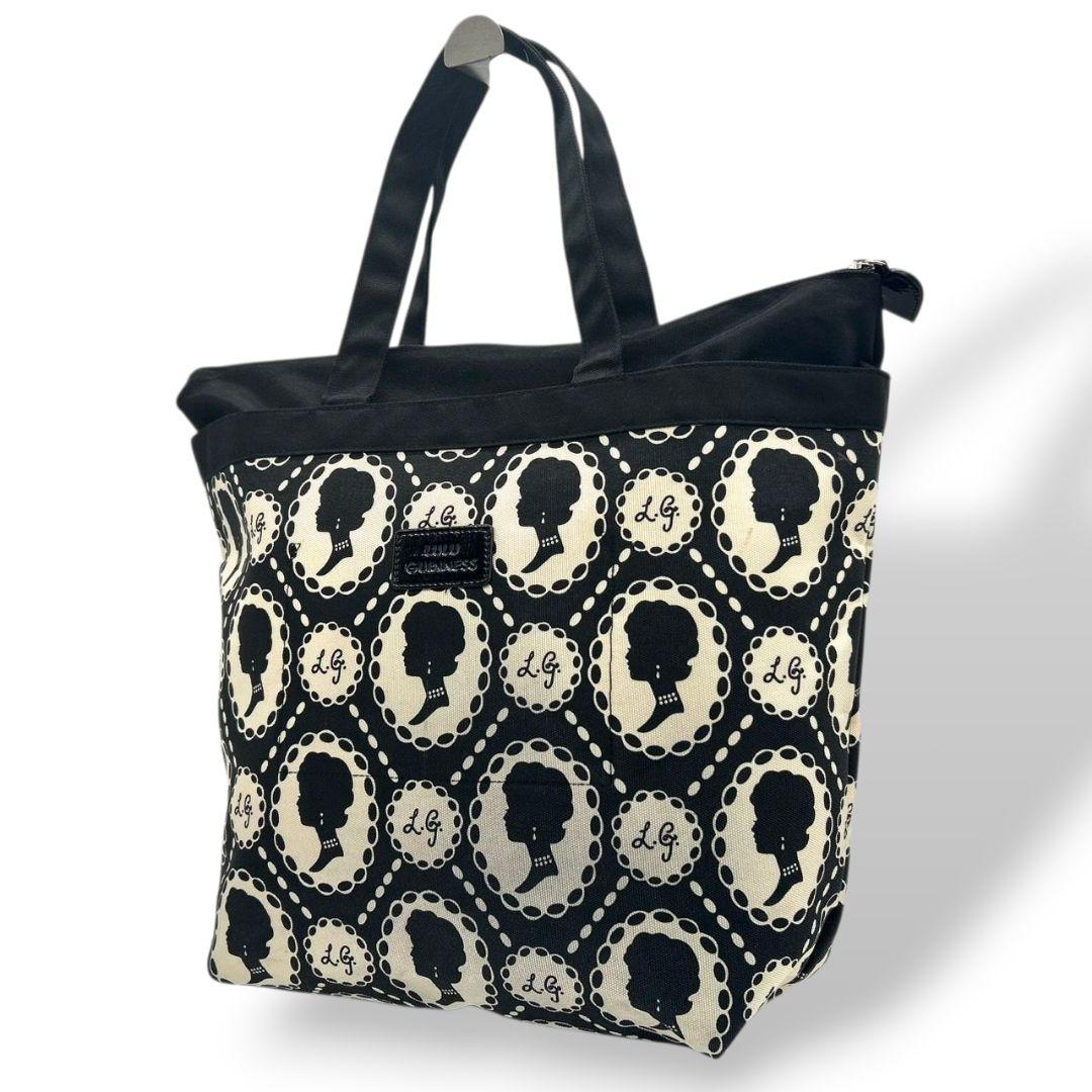 美品　ルルギネス　トートバッグ　黒　白　総柄　キャンバス　ワンショルダー　T7　A4収納　ハンドバッグ　ブラック　ホワイト　肩掛け可　肩かけ可　ロゴプレート　LULU GUINNESS