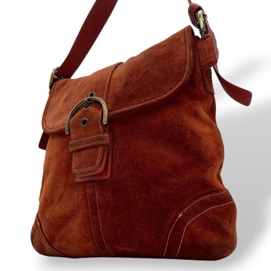 美品 コーチ ショルダーバッグ 赤 フラップ スエード レザー 本革 斜め掛け可 T4 レッド オレンジ ゴールド金具 ロゴタグ COACH G3S-9483