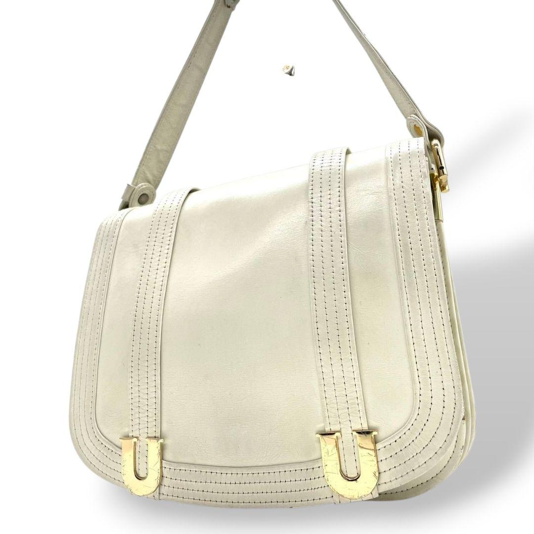 ウンガロ ショルダーバッグ 白 ホワイト アイボリー フラップ レザー 本革 ゴールド金具 ロゴ ungaro 上品 エレガント おしゃれ 斜め掛け可 通勤 通学