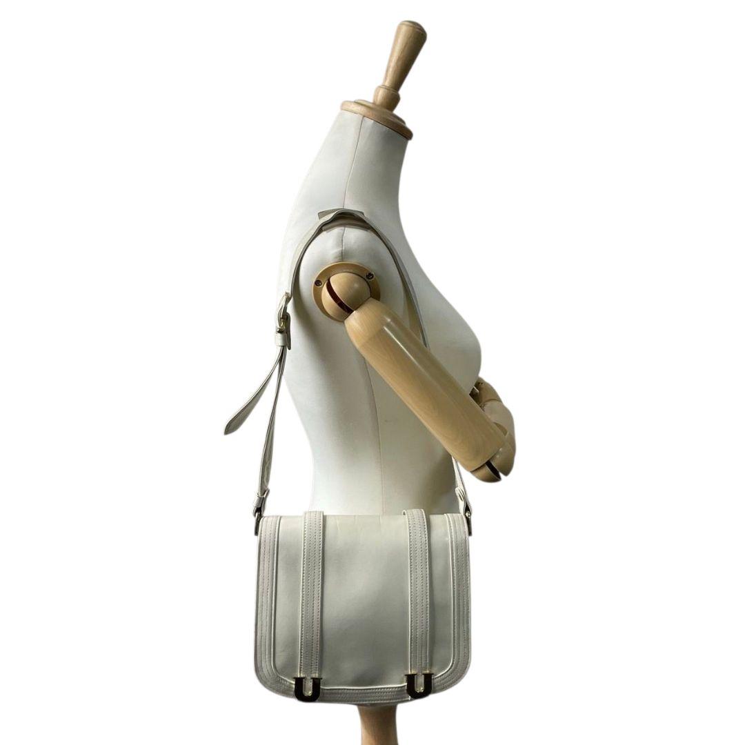 ウンガロ ショルダーバッグ 白 ホワイト アイボリー フラップ レザー 本革 ゴールド金具 ロゴ ungaro 上品 エレガント おしゃれ 斜め掛け可 通勤 通学