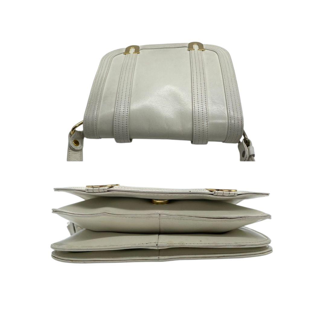 ウンガロ ショルダーバッグ 白 ホワイト アイボリー フラップ レザー 本革 ゴールド金具 ロゴ ungaro 上品 エレガント おしゃれ 斜め掛け可 通勤 通学