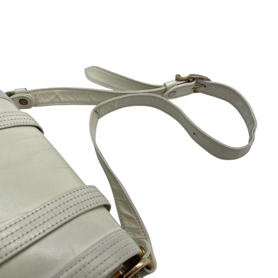 ウンガロ ショルダーバッグ 白 ホワイト アイボリー フラップ レザー 本革 ゴールド金具 ロゴ ungaro 上品 エレガント おしゃれ 斜め掛け可 通勤 通学