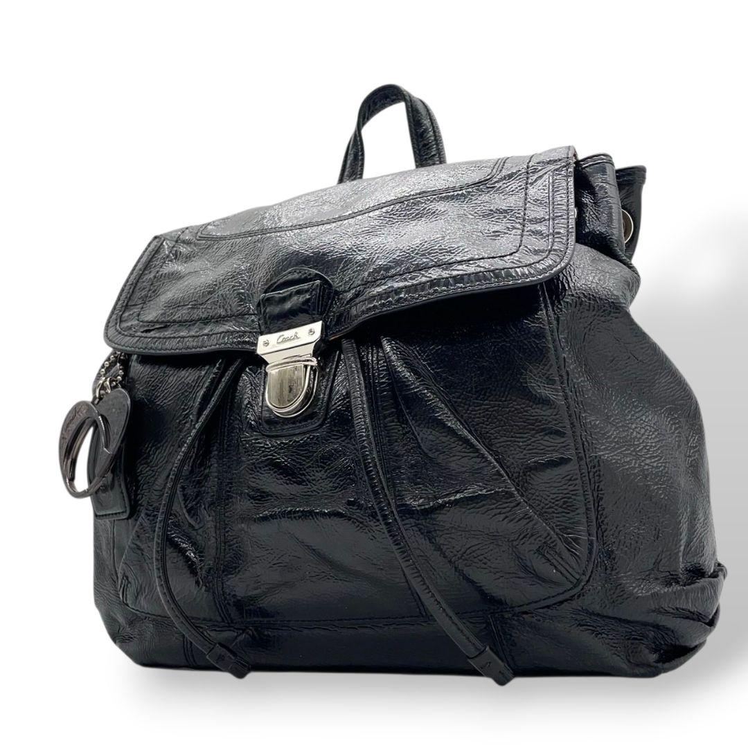 コーチ バックパック 黒 フラップ ターンロック パテントレザー s3 リュック A4収納 ブラック チャーム付き シルバー金具 エナメル 本革 COACH 17949