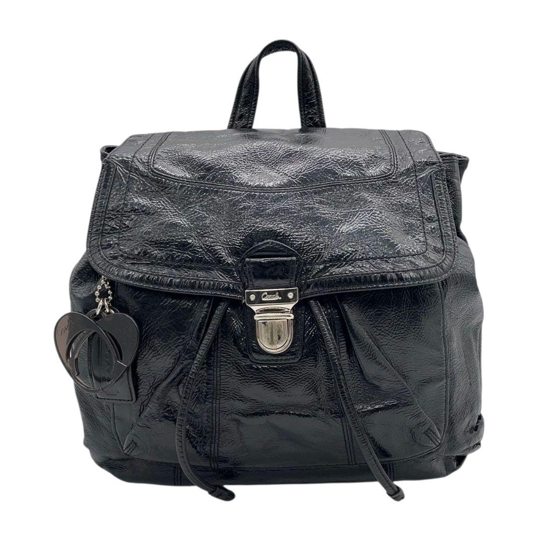 コーチ バックパック 黒 フラップ ターンロック パテントレザー s3 リュック A4収納 ブラック チャーム付き シルバー金具 エナメル 本革 COACH 17949