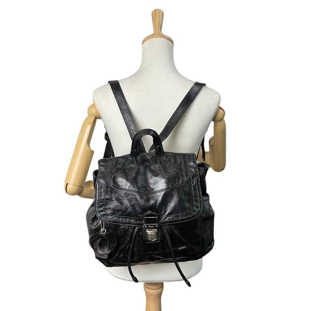 コーチ バックパック 黒 フラップ ターンロック パテントレザー s3 リュック A4収納 ブラック チャーム付き シルバー金具 エナメル 本革 COACH 17949
