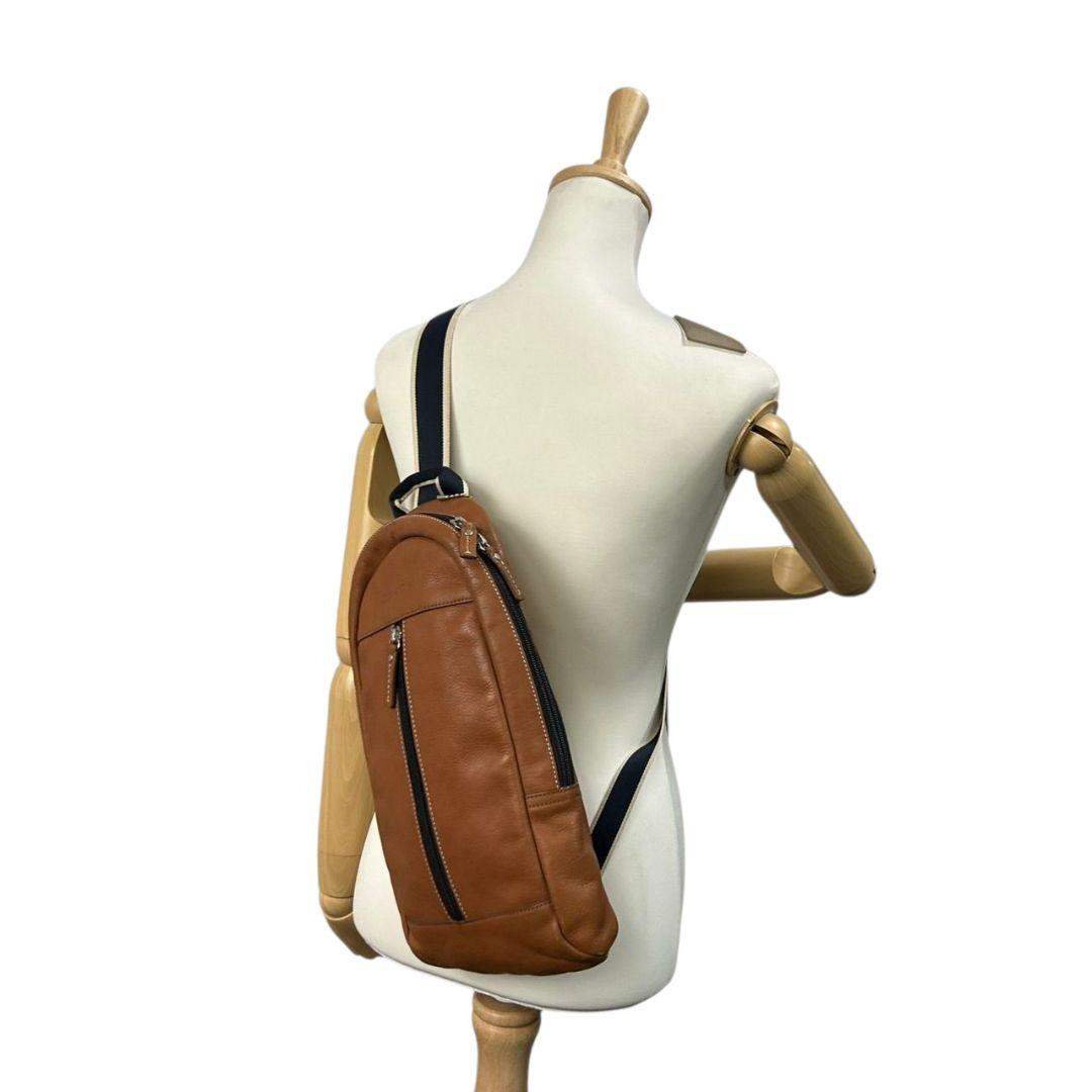 コーチ ボディバッグ 茶 ブラウン ショルダーバッグ 斜め掛け可 レザー 本革 ロゴ シルバー金具 COACH F70811 メンズ レディース オシャレ 本物保証 鑑定済 スピード発送