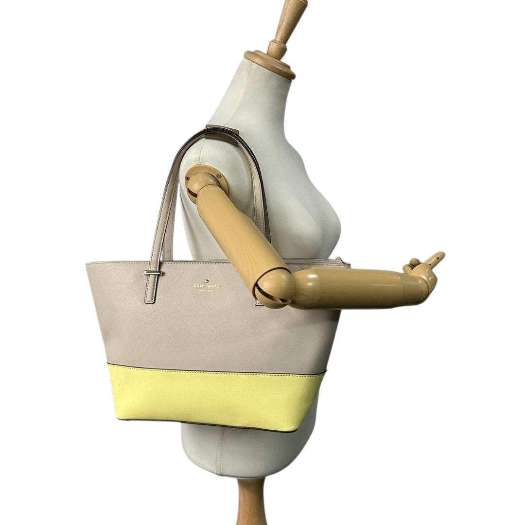 ケイトスペード トートバッグ グレー イエロー 黄 バイカラー PVC 自立可 ワンショルダー 肩掛け可 ハンドバッグ ゴールド金具 ロゴ kate spade E2