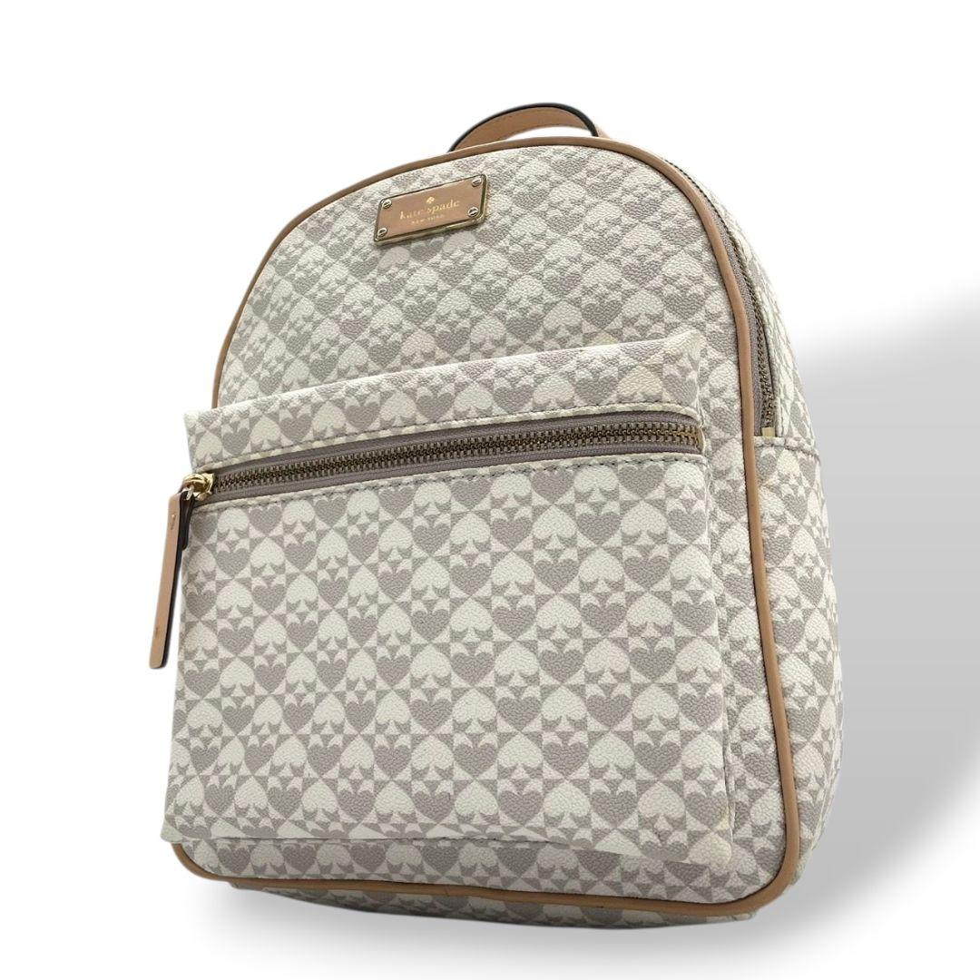 ケイトスペード バックパック 白 ホワイト モノグラム 総柄 リュック レザー 本革 PVC ゴールド金具 ロゴプレート kate spade おしゃれ 通勤 通学 大容量 軽量 人気