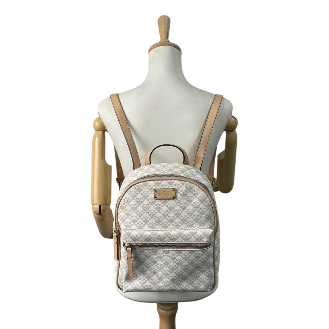 ケイトスペード バックパック 白 ホワイト モノグラム 総柄 リュック レザー 本革 PVC ゴールド金具 ロゴプレート kate spade おしゃれ 通勤 通学 大容量 軽量 人気