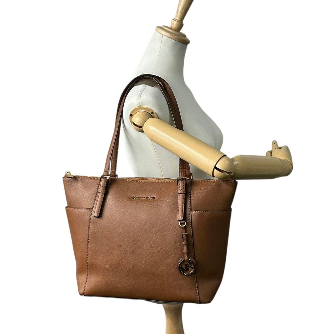 マイケルコース トートバッグ 茶 サフィアーノ ロゴ ワンショルダー PVC S ハンドバッグ A4収納 自立可 肩掛け可 肩かけ可 レザー ゴールド金具 ロゴプレート チャーム付き ブラウン MICHAEL KORS