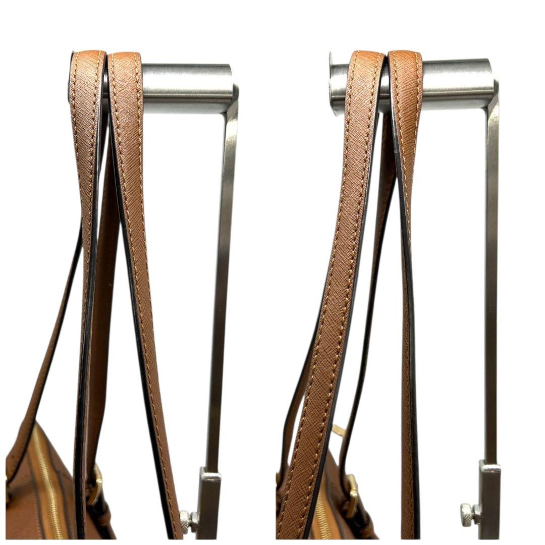 マイケルコース トートバッグ 茶 サフィアーノ ロゴ ワンショルダー PVC S ハンドバッグ A4収納 自立可 肩掛け可 肩かけ可 レザー ゴールド金具 ロゴプレート チャーム付き ブラウン MICHAEL KORS