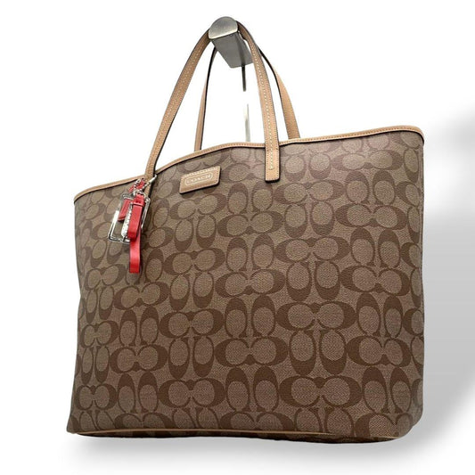 美品 コーチ トートバッグ 茶 シグネチャー ワンショルダー チャーム付き レザー T6 ハンドバッグ 肩掛け可 肩かけ可 PVC 本革 ブラウン ロゴプレート F27393