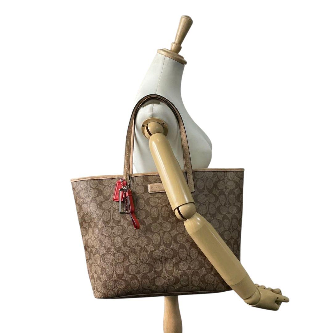 美品 コーチ トートバッグ 茶 シグネチャー ワンショルダー チャーム付き レザー T6 ハンドバッグ 肩掛け可 肩かけ可 PVC 本革 ブラウン ロゴプレート F27393