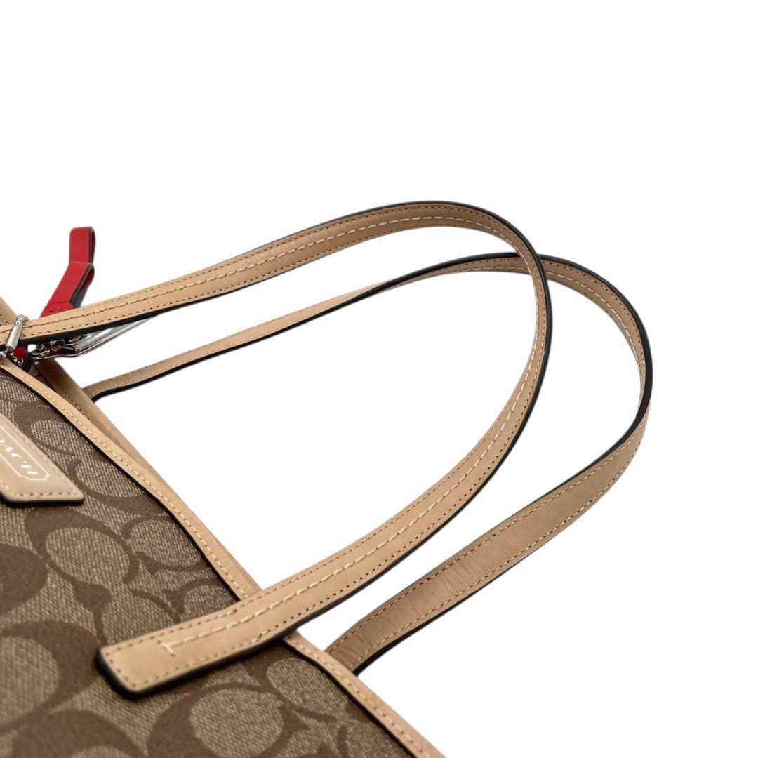 美品 コーチ トートバッグ 茶 シグネチャー ワンショルダー チャーム付き レザー T6 ハンドバッグ 肩掛け可 肩かけ可 PVC 本革 ブラウン ロゴプレート F27393