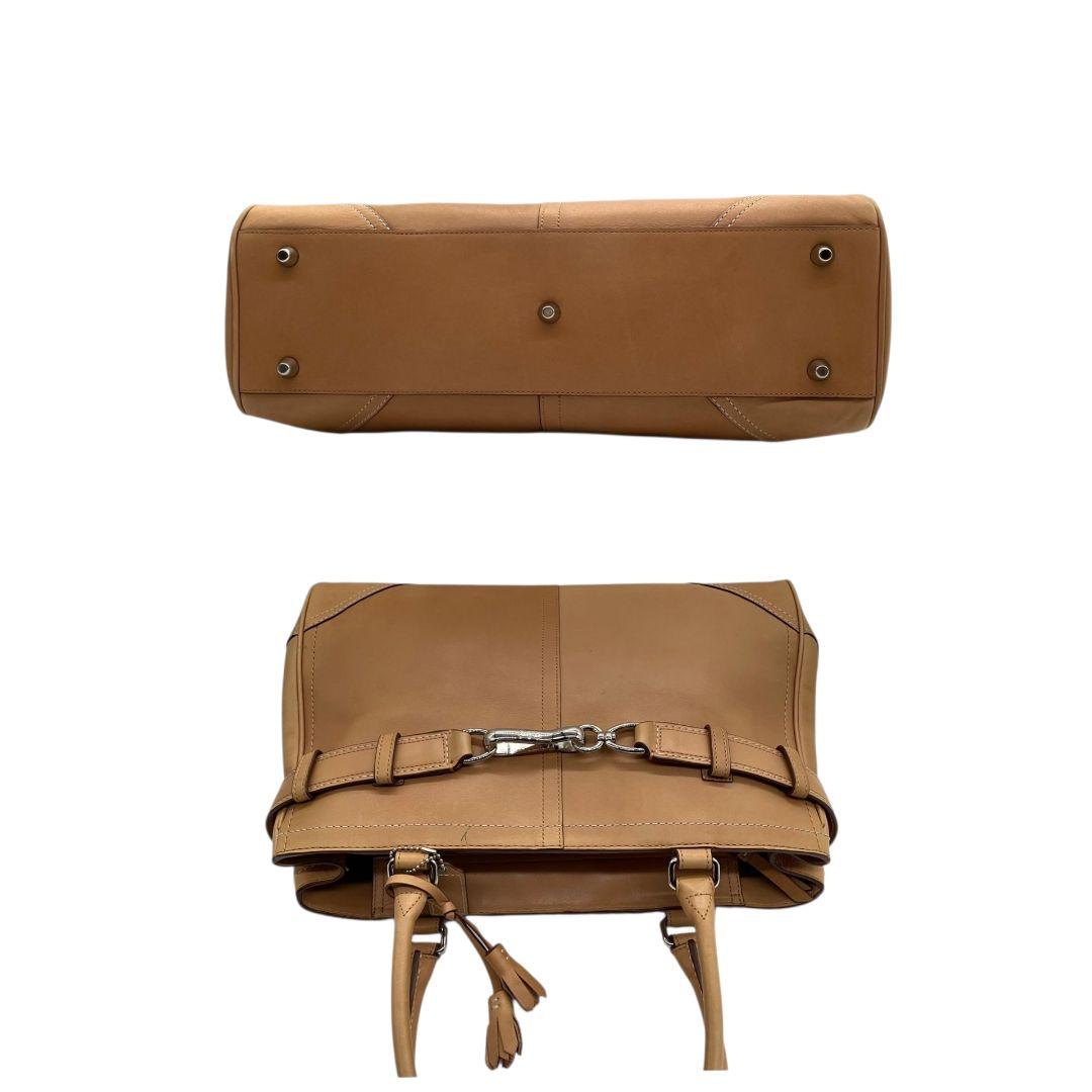 美品 コーチ ハンドバッグ ベージュ レザー 本革 A4収納 ワンショルダー u12 トートバッグ COACH 肩掛け可 シルバー金具 タッセル付き F08A71 上品 デイリーバッグ