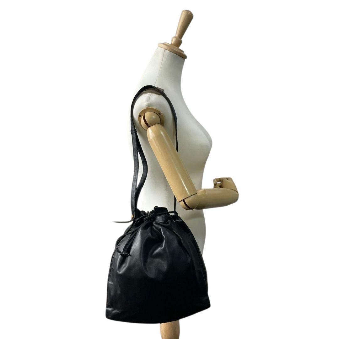 ロエベ LOEWE ショルダーバッグ アナグラム 巾着 ワンショルダー レザー ブラック 黒 ゴールド金具 ロゴプレート 本革 斜め掛け可 ヴィンテージ A6