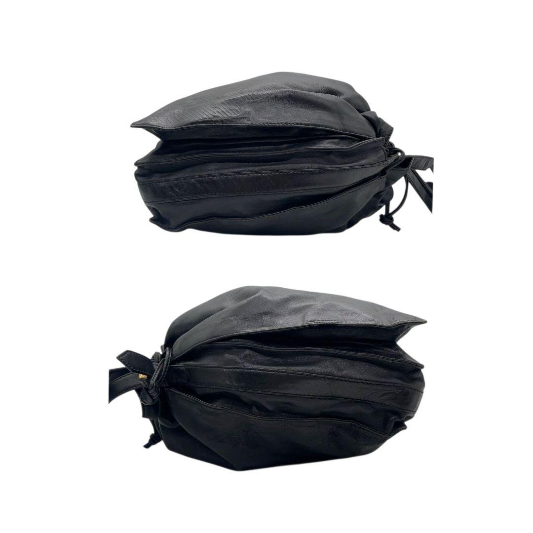 ロエベ LOEWE ショルダーバッグ アナグラム 巾着 ワンショルダー レザー ブラック 黒 ゴールド金具 ロゴプレート 本革 斜め掛け可 ヴィンテージ A6