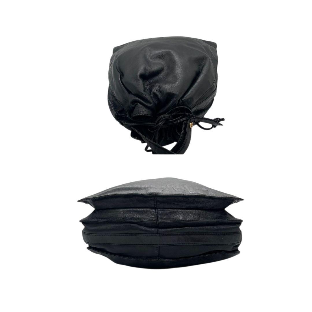 ロエベ LOEWE ショルダーバッグ アナグラム 巾着 ワンショルダー レザー ブラック 黒 ゴールド金具 ロゴプレート 本革 斜め掛け可 ヴィンテージ A6