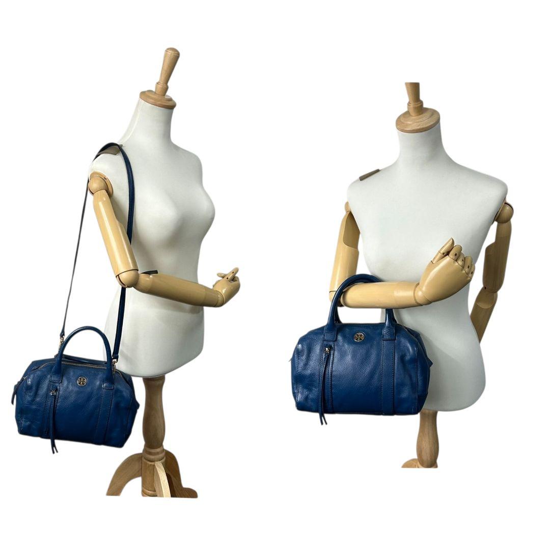 トリーバーチ ハンドバッグ 青 ロゴ 2way 斜め掛け可 レザー 本革 自立可 ショルダーバッグ トートバッグ ドーム型 ブルー ゴールド金具 ロゴプレート TORY BURCH E5 上品 高級感
