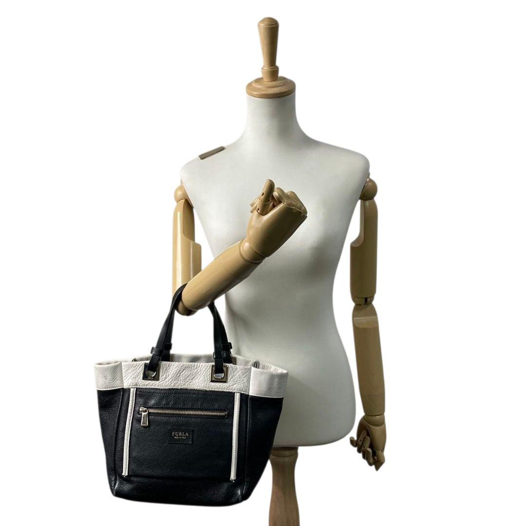 美品 フルラ トートバッグ 黒 バイカラー レザー 本革 FURLA u13 ハンドバッグ ロゴプレート ゴールド金具 ブラック ホワイト 上品 通勤 通学 A4収納可
