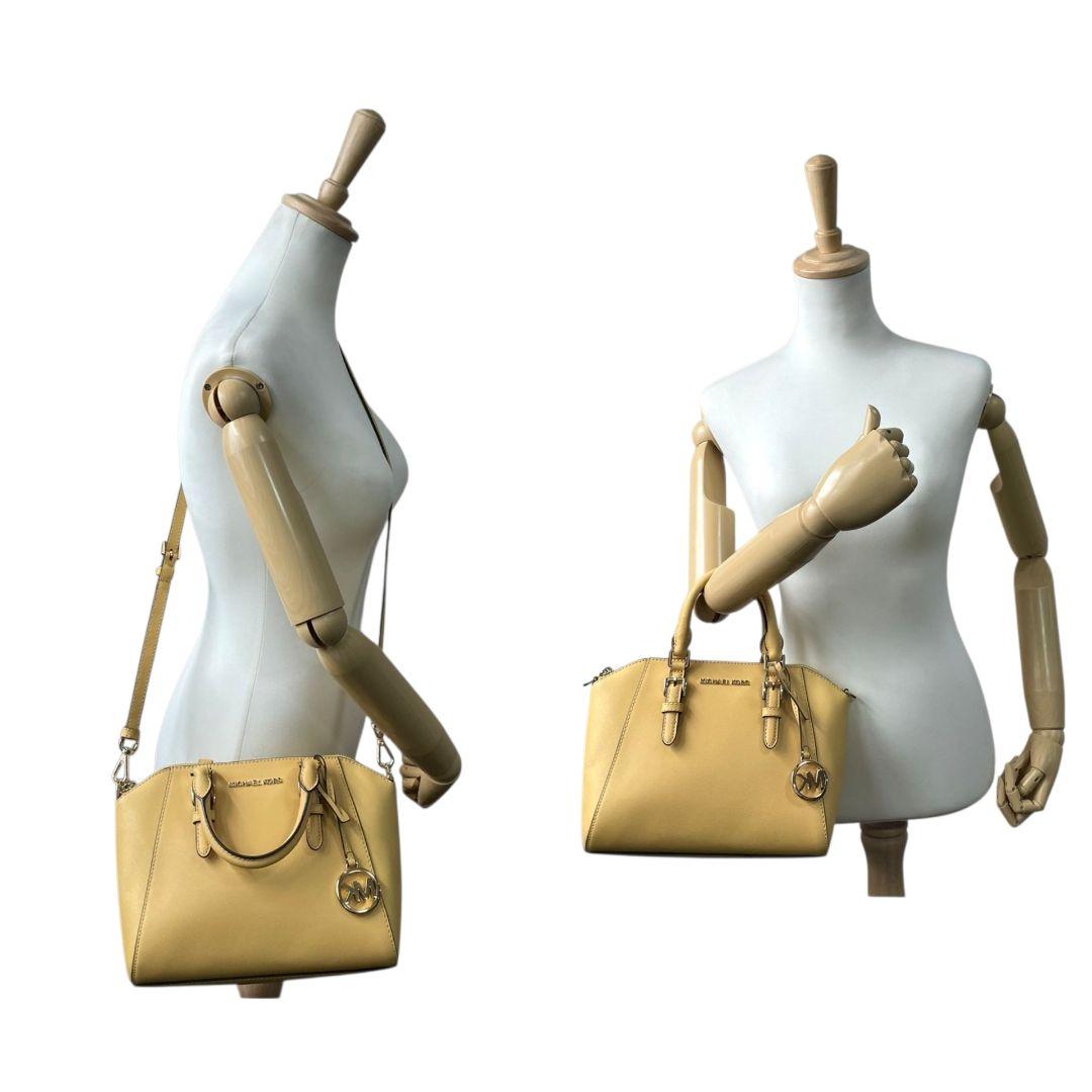 美品　マイケルコース　ハンドバッグ　黄　ロゴ　2way　斜め掛け可　レザー　u10　本革　トートバッグ　ショルダーバッグ　イエロー　ゴールド金具　ロゴプレート　ロゴチャーム　MICHAEL KORS