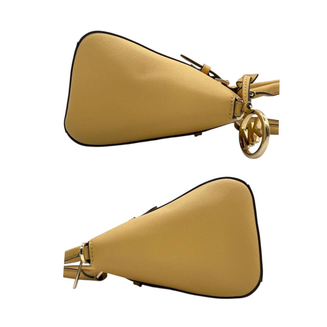 美品　マイケルコース　ハンドバッグ　黄　ロゴ　2way　斜め掛け可　レザー　u10　本革　トートバッグ　ショルダーバッグ　イエロー　ゴールド金具　ロゴプレート　ロゴチャーム　MICHAEL KORS