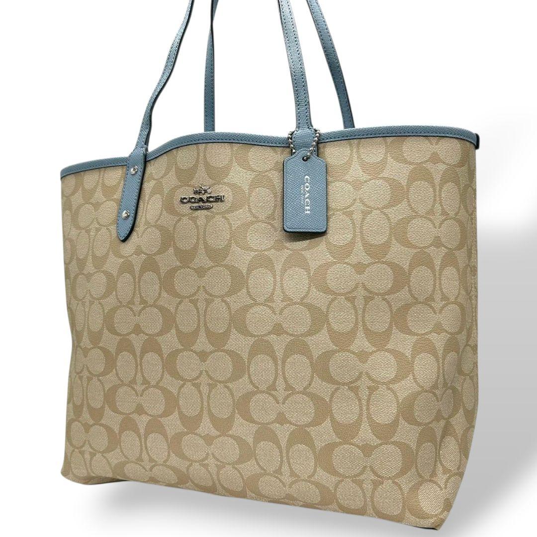 コーチ トートバッグ ベージュ シグネチャー A4収納 PVC ワンショルダー ハンドバッグ 自立可 肩掛け可 肩かけ可 リバーシブル シティ ロゴタグ ロゴ シルバー金具 ブルー T2 COACH 上品 高級感