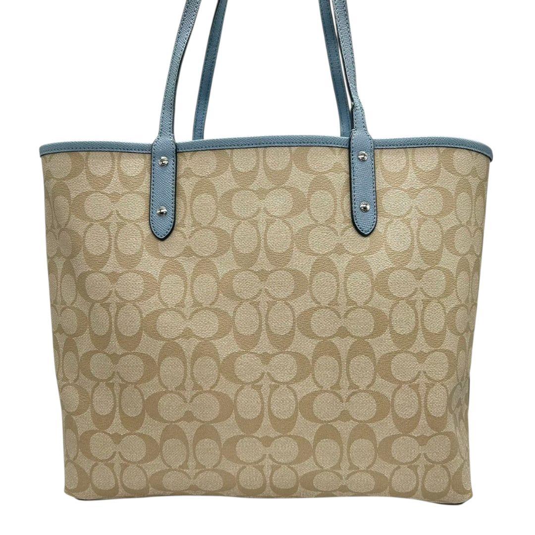 コーチ トートバッグ ベージュ シグネチャー A4収納 PVC ワンショルダー ハンドバッグ 自立可 肩掛け可 肩かけ可 リバーシブル シティ ロゴタグ ロゴ シルバー金具 ブルー T2 COACH 上品 高級感