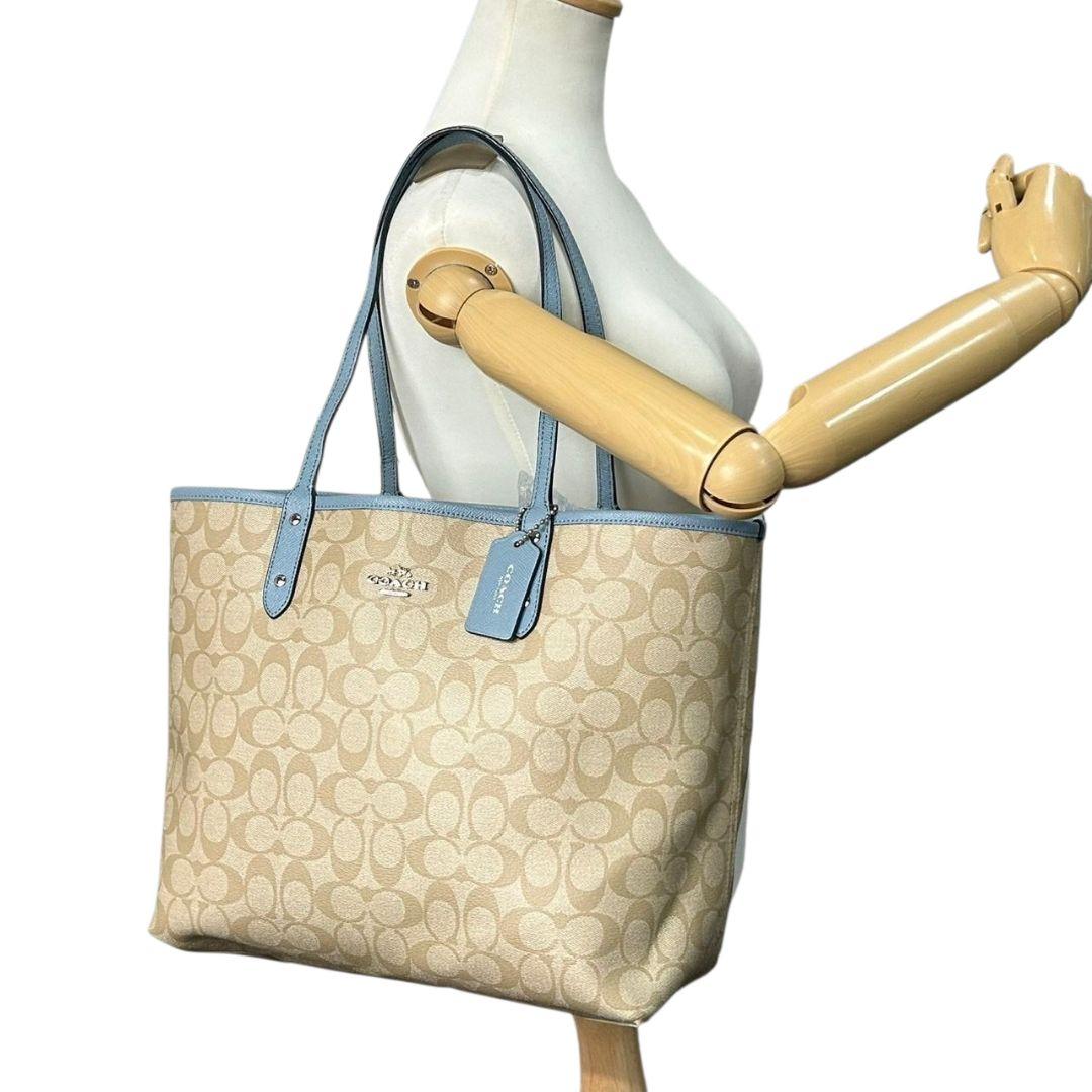 コーチ トートバッグ ベージュ シグネチャー A4収納 PVC ワンショルダー ハンドバッグ 自立可 肩掛け可 肩かけ可 リバーシブル シティ ロゴタグ ロゴ シルバー金具 ブルー T2 COACH 上品 高級感