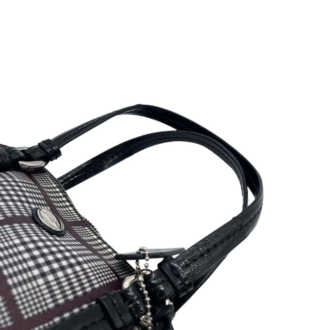 美品 コーチ ハンドバッグ 黒 チェック 総柄 PVC レザー 本革 T1 トートバッグ COACH シルバー金具 ロゴプレート ロゴタグ 自立可 F32841 ブラック ホワイト