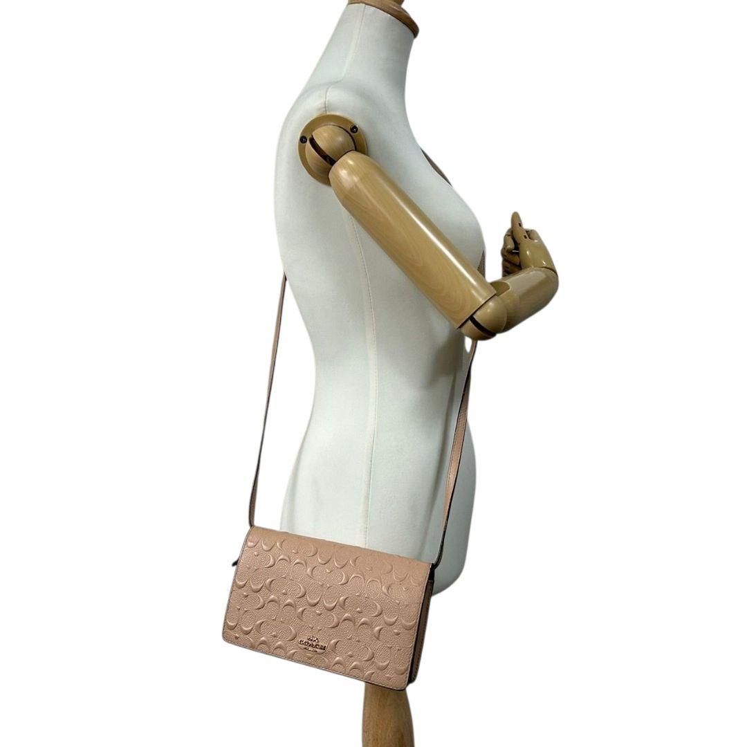 美品 コーチ ショルダーバッグ ピンク ベージュ シグネチャー エンボス フラップ レザー 本革 斜め掛け可 ウォレットバッグ クラッチ ゴールド金具 ロゴプレート 本物保証 鑑定済 COACH U9