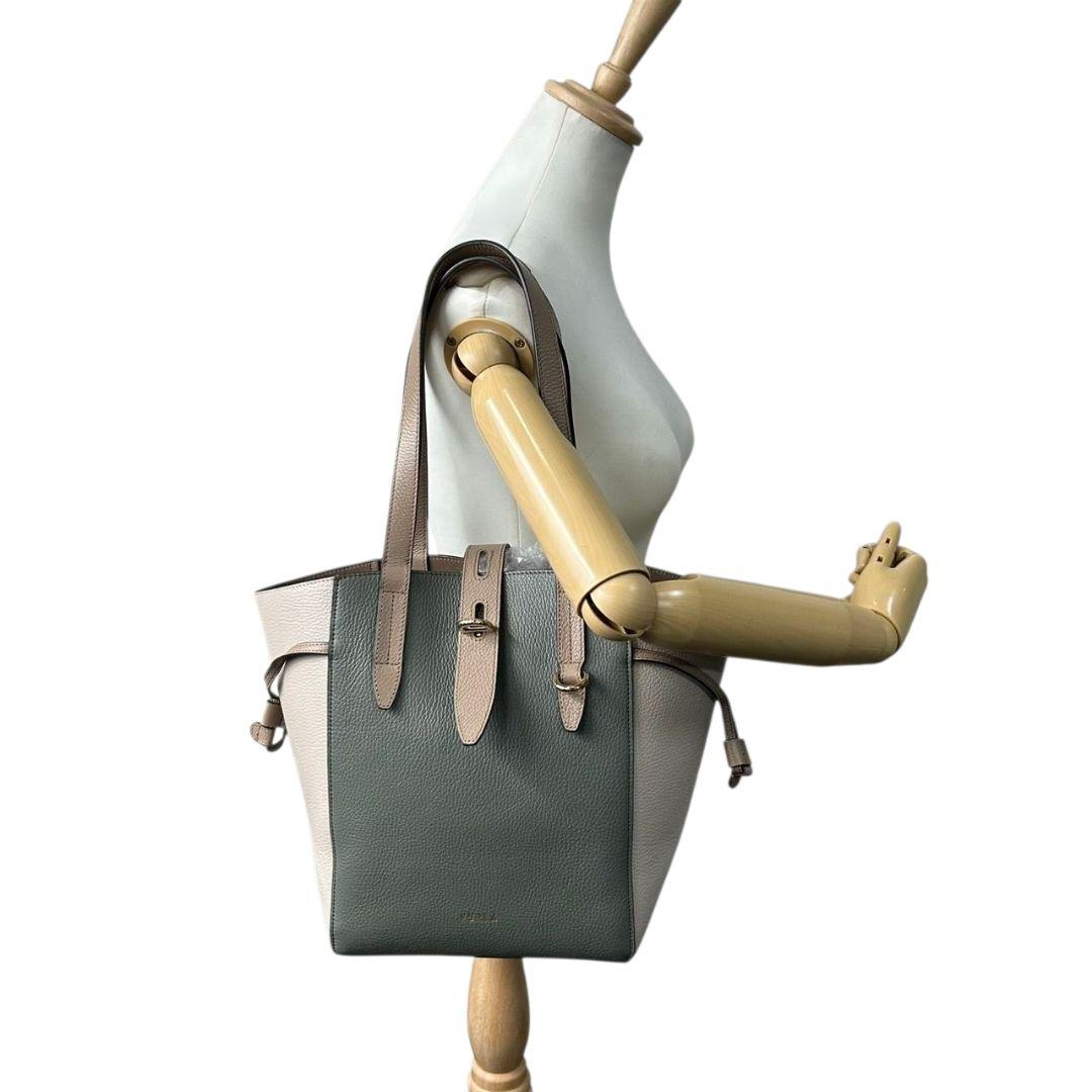 美品　フルラ　トートバッグ　グレー　ベージュ　バイカラー　s21　ワンショルダー　レザー　本革　自立可　肩掛け可　ゴールド金具　ブランドロゴ　FURLA　上品　オシャレ