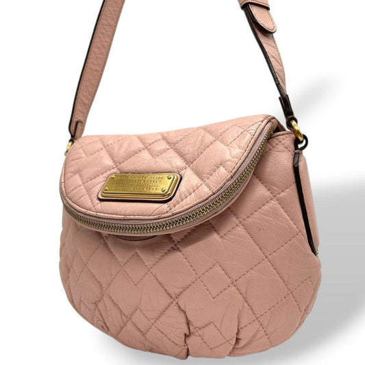 美品　マークバイマークジェイコブス　ショルダーバッグ　ピンク　キルティング　s15　斜め掛け可　レザー　本革　ゴールド金具　ロゴプレート