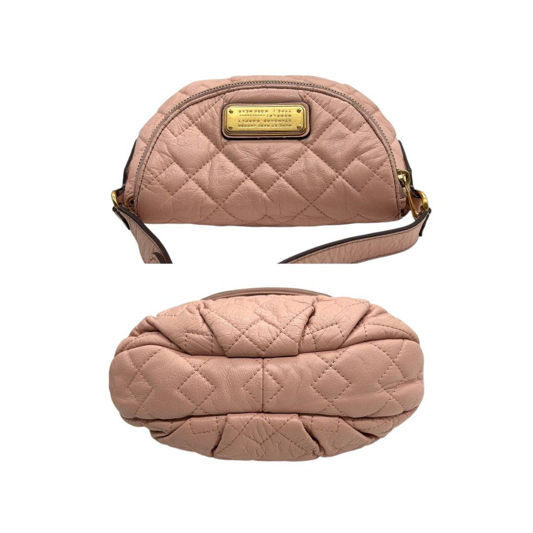 美品　マークバイマークジェイコブス　ショルダーバッグ　ピンク　キルティング　s15　斜め掛け可　レザー　本革　ゴールド金具　ロゴプレート