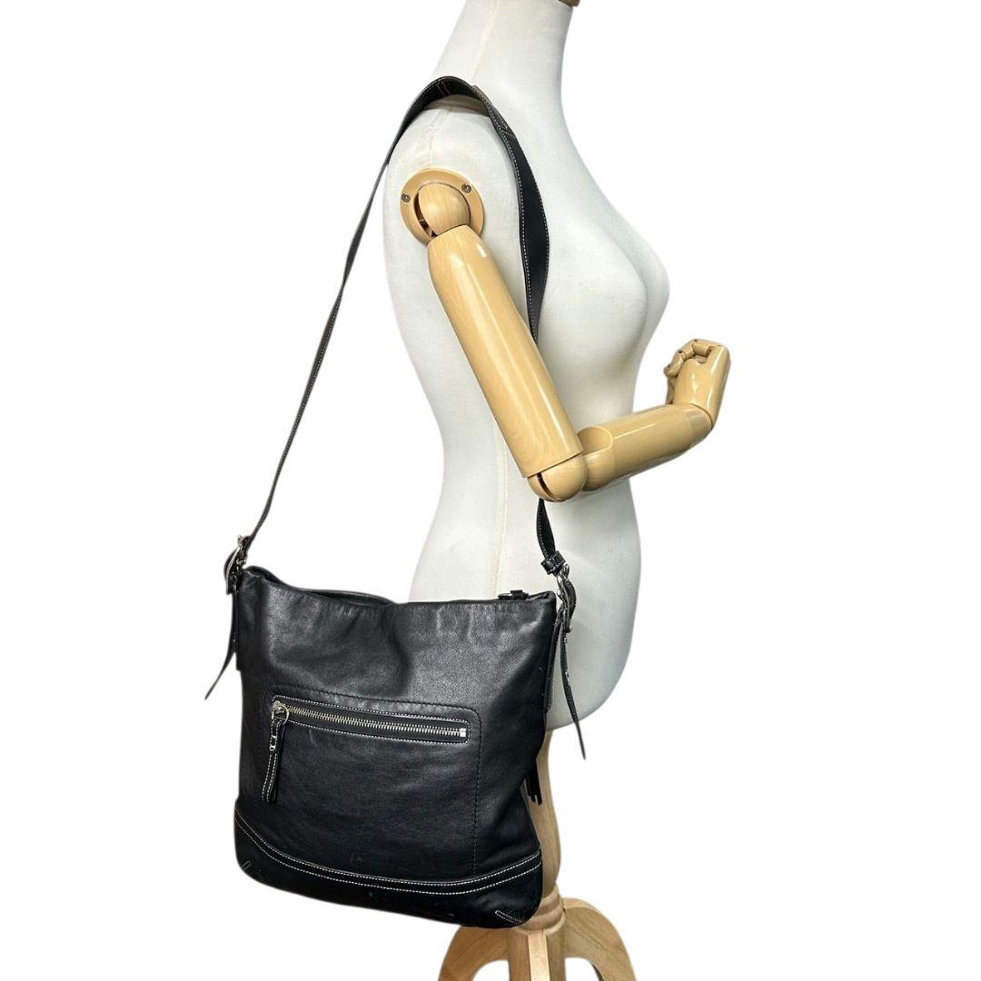 美品 コーチ COACH ショルダーバッグ ホーボー ワンショル 黒 ブラック レザー 本革 タッセル ロゴタグ シルバー金具 斜め掛け可 s44 1414