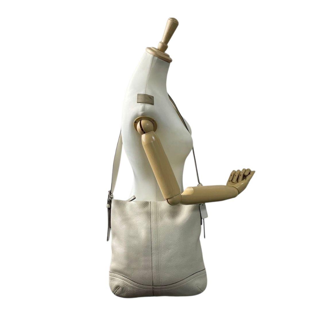 コーチ ショルダーバッグ アイボリー ホーボー 斜め掛け可 レザー u16 A4収納 本革 シルバー金具 ロゴタグ COACH F10940